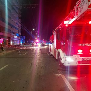 Dronă prăbuşită în Galaţi – Un deputat povesteşte că drona a lovit casa liftului, a ajuns pe acoperiş şi a explodat / Geamuri sparte şi bucăţi din dronă împrăştiate pe jos / Un memento dureros că pacea şi siguranţa nu vin de la sine - poza 1