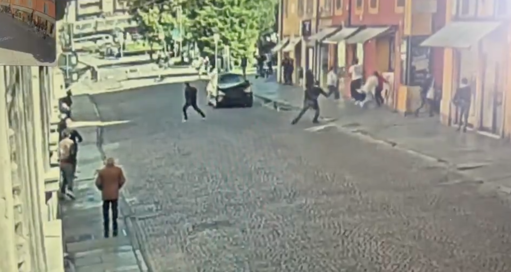 Italia/ Şapte persoane rănite după ce o maşină a intrat &icirc;n mulţime &icirc;n centrul oraşului Modena
 - poza 1