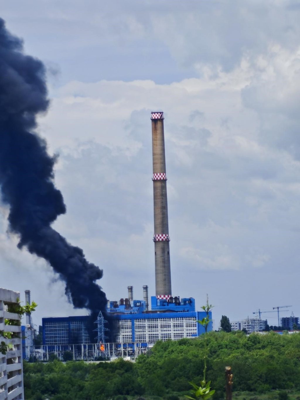 Incendiu la CET Vest/ Nu sunt victime; pompierii intervin pentru răcirea transformatorului care a luat foc &ndash; video
 - poza 1