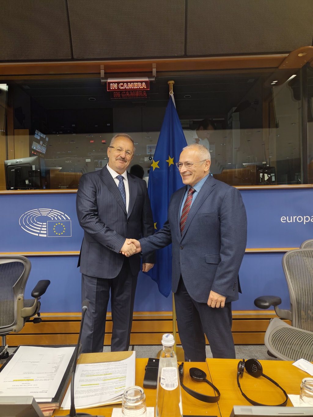 Vasile D&icirc;ncu: &bdquo;Listele negre ale Kremlinului &ndash; mecanisme de presiune, semnal și disciplinare &icirc;n arhitectura războiului hibrid dus de Vladimir Putin &icirc;mpotriva Europei&rdquo;; Audierea lui Hodorkovski, posibil punct de inflexiune pentru UE
 - poza 1