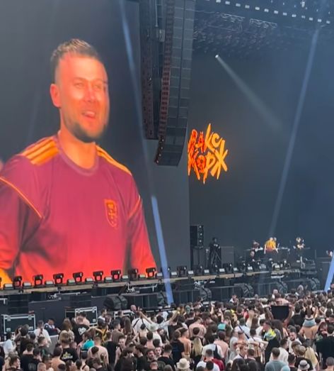 Materiale din recuzita lui Max Korzh au luat foc &icirc;n timpul momentului pirotehnic din deschiderea concertului susţinut de artist la Arena Naţională; Nimeni nu a fost rănit, iar evenimentul s-a putut desfăşura &icirc;n continuare
 - poza 1