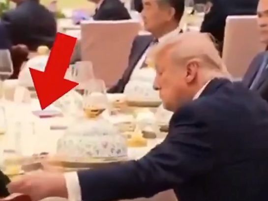 Trump, surprins uit&acirc;ndu-se &icirc;n notiţele lui Xi Jinping
 - poza 1