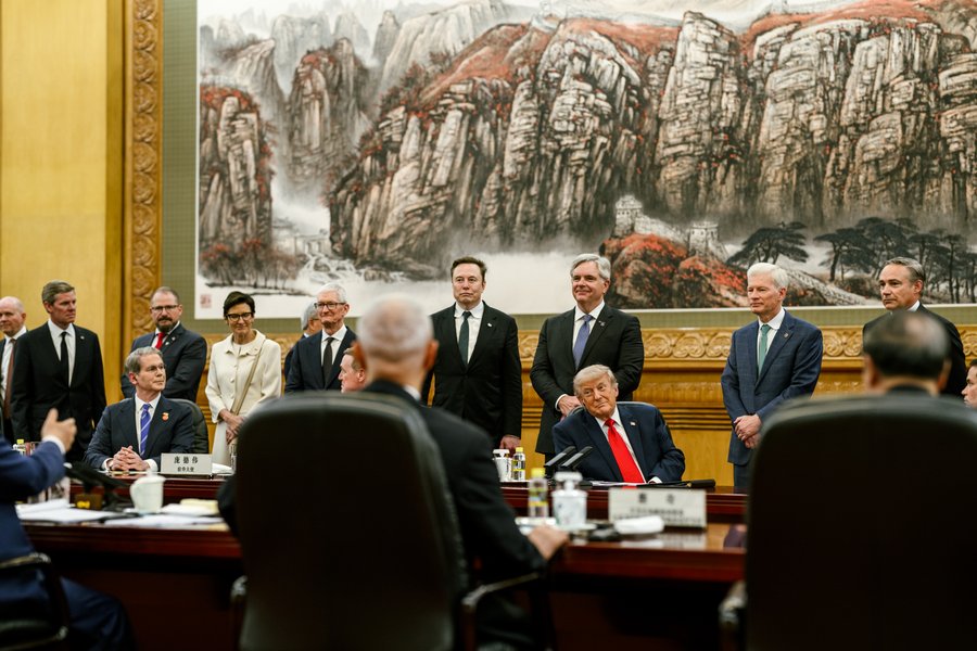 Xi le-a spus lui Musk, Tim Cook și altor directori executivi aflați &icirc;n delegația lui Trump: China se va &bdquo;deschide și mai mult&rdquo;
 - poza 1