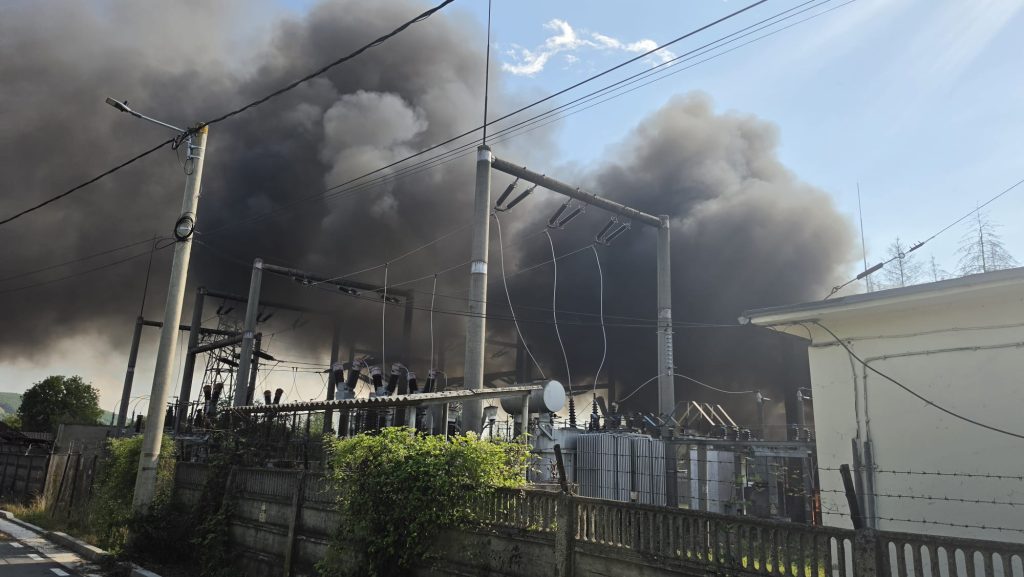 Incendiu la un punct de transformare electrică, orașul Pucioasa, județul D&acirc;mbovița; ACTUALIZARE Incendiul a fost localizat
 - poza 1