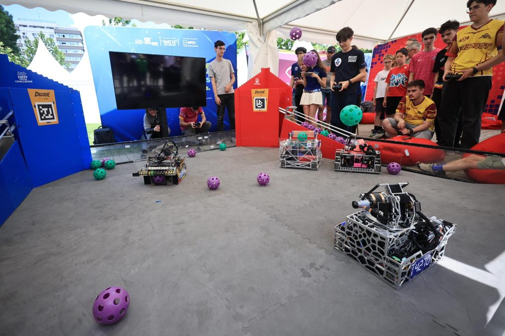 Cinci echipe care au dus Rom&acirc;nia pe podiumul mondial la robotică au primit burse de c&acirc;te 10.000 de lei de la INACO
 - poza 1