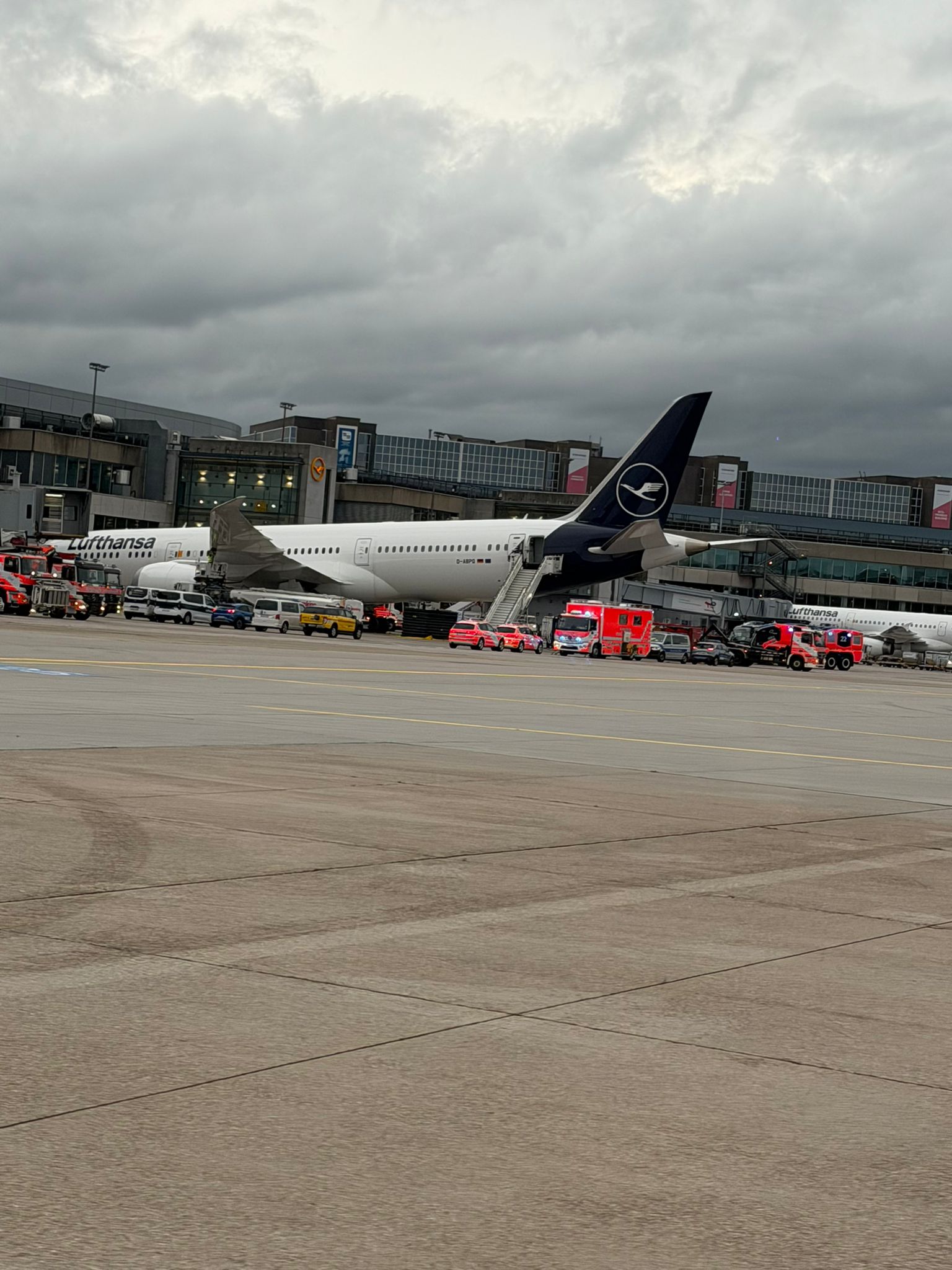 Mai mulți răniți pe aeroportul din Frankfurt după ruperea trenului de aterizare față al unui Boeing-787 &ndash; FOTO
 - poza 6