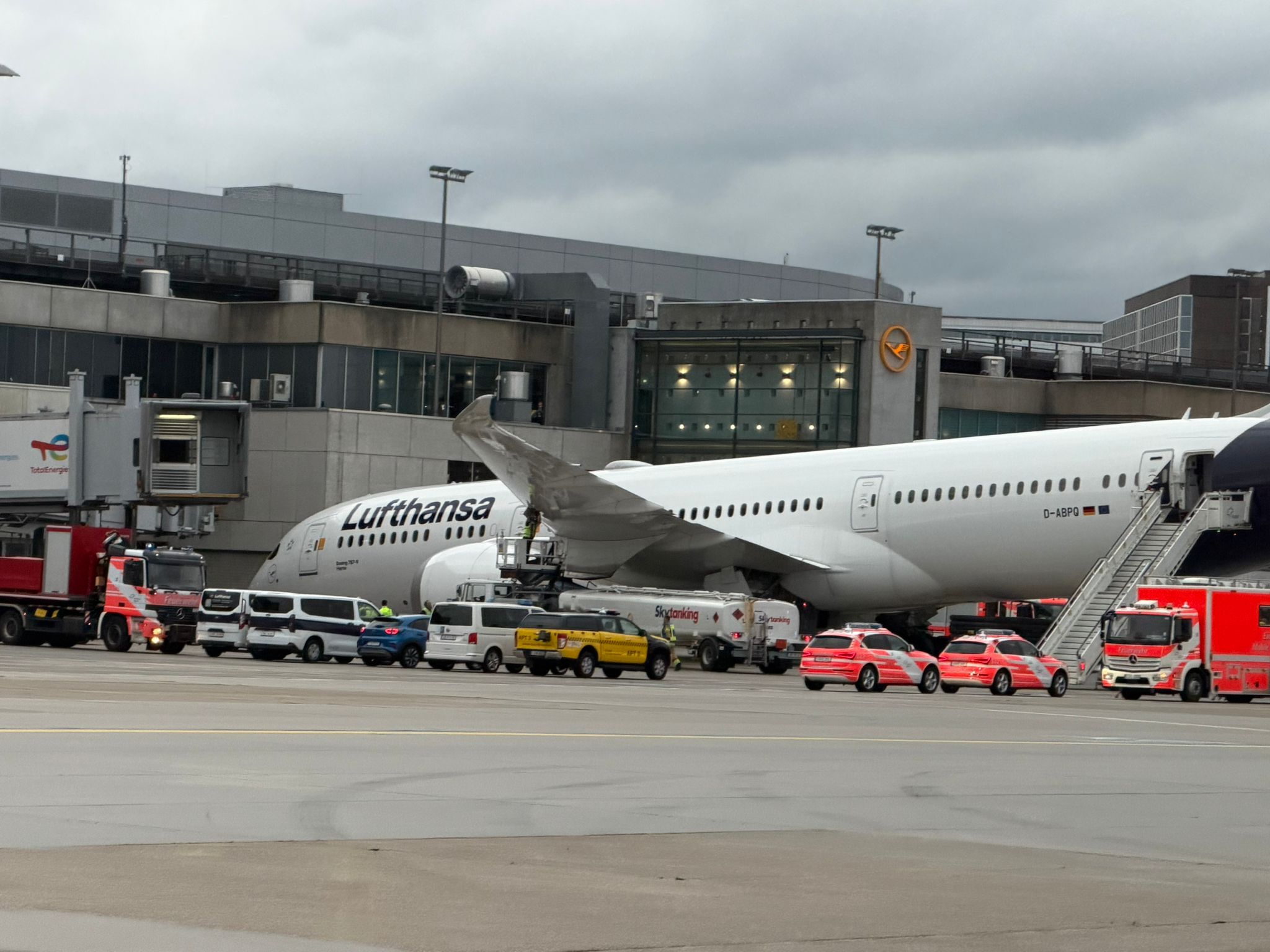 Mai mulți răniți pe aeroportul din Frankfurt după ruperea trenului de aterizare față al unui Boeing-787 &ndash; FOTO
 - poza 2