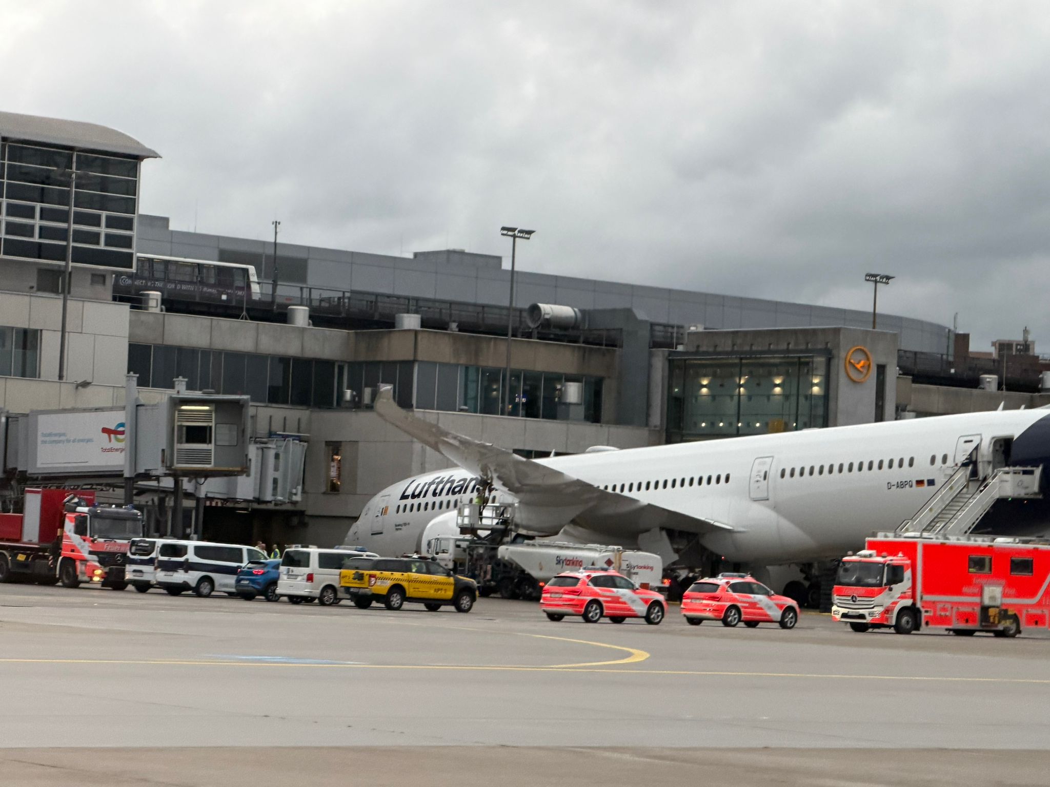 Mai mulți răniți pe aeroportul din Frankfurt după ruperea trenului de aterizare față al unui Boeing-787 &ndash; FOTO
 - poza 3
