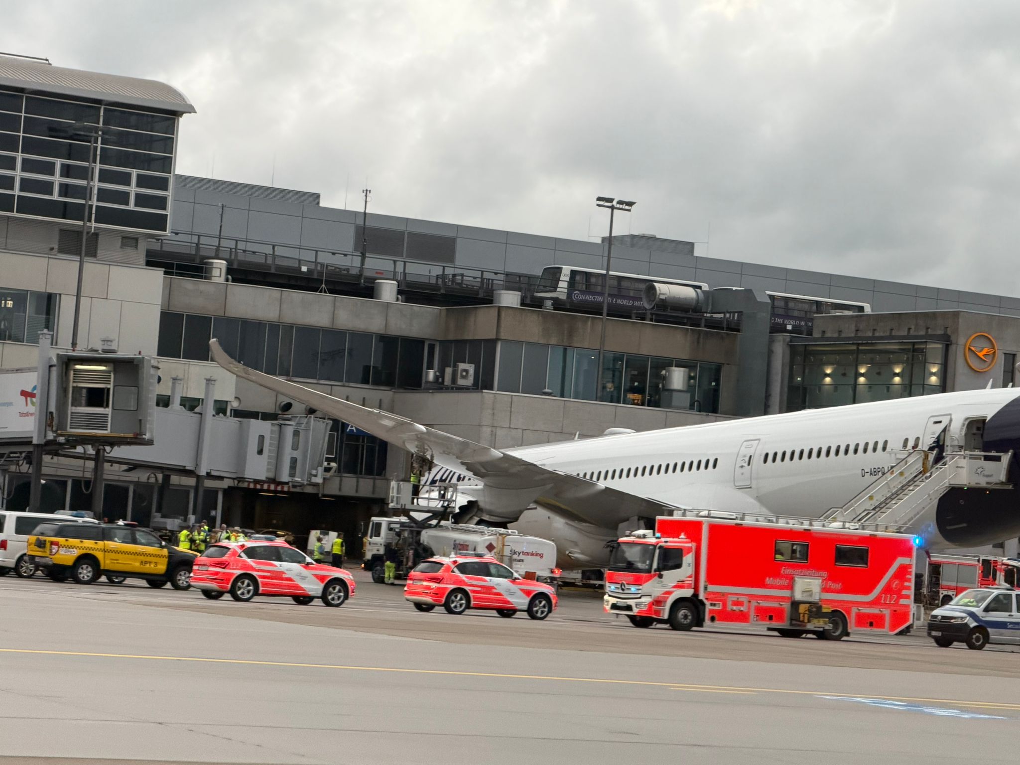 Mai mulți răniți pe aeroportul din Frankfurt după ruperea trenului de aterizare față al unui Boeing-787 &ndash; FOTO
 - poza 4