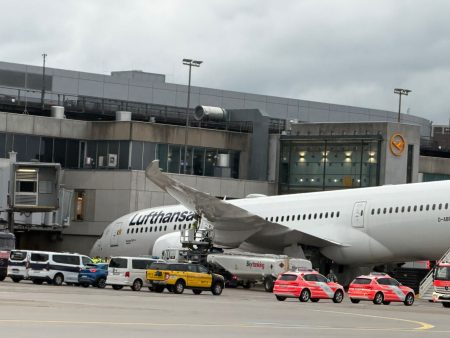 Mai mulți răniți pe aeroportul din Frankfurt după ruperea trenului de aterizare față al unui Boeing-787 – FOTO - poza 1