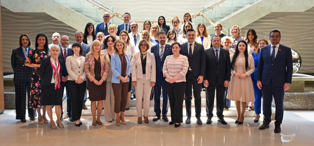 Rom&acirc;nia preia președinția anuală rotativă a Consiliului de administrație al Center of Excellence in Finance, reprezentată de domnul Mugur Isărescu, Guvernatorul Băncii Naționale a Rom&acirc;niei
 - poza 1