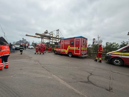 Plajele de pe litoral, evacuate preventiv, după explozia unei drone în Portul Constanța - poza 1