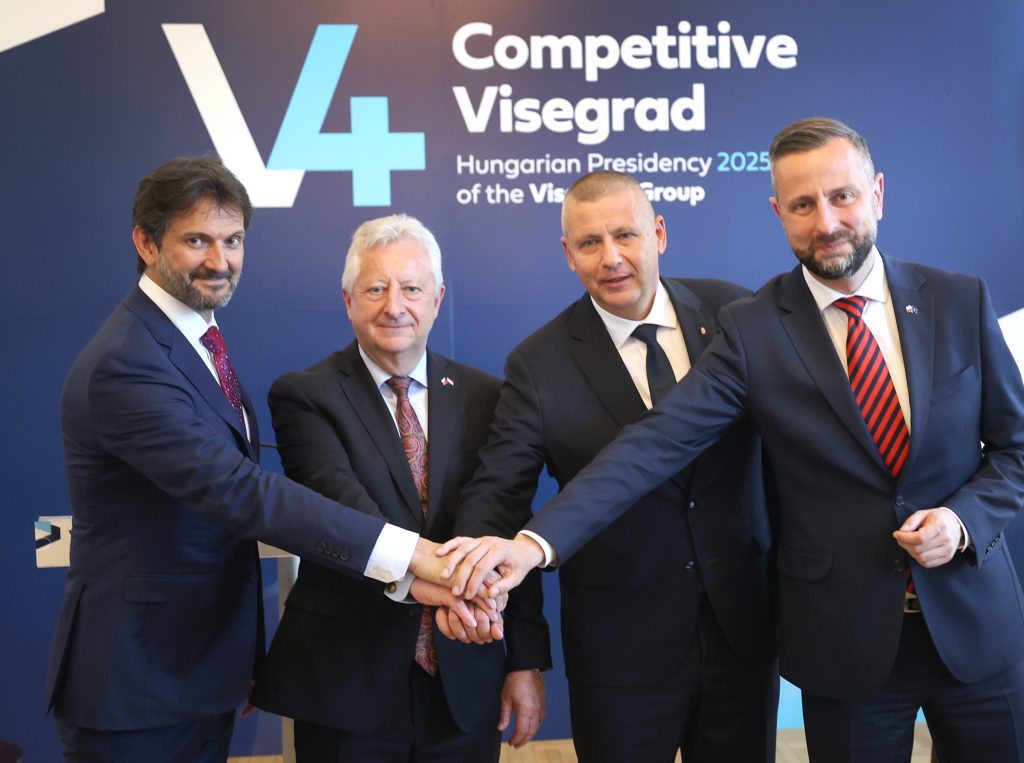 Miniştrii apărării ai Grupului de la Visegrad au convenit &icirc;ntărirea cooperării militare
 - poza 1