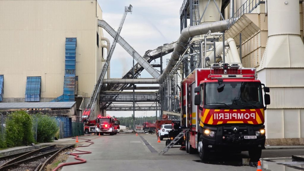 Explozie urmată de incendiu la o fabrică de prelucrare a lemnului din Brașov; O nouă explozie s-a produs &icirc;n timpul intervenției
 - poza 1