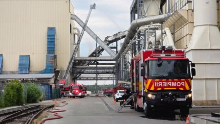 Explozie urmată de incendiu la o fabrică de prelucrare a lemnului din Brașov; O nouă explozie s-a produs în timpul intervenției - poza 1