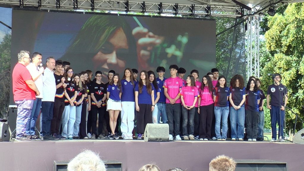 INACO: Campioanele Rom&acirc;niei la robotică le &icirc;ncurajează pe fete să aleagă licee cu profil tehnic și cariere &icirc;n STEM
 - poza 1