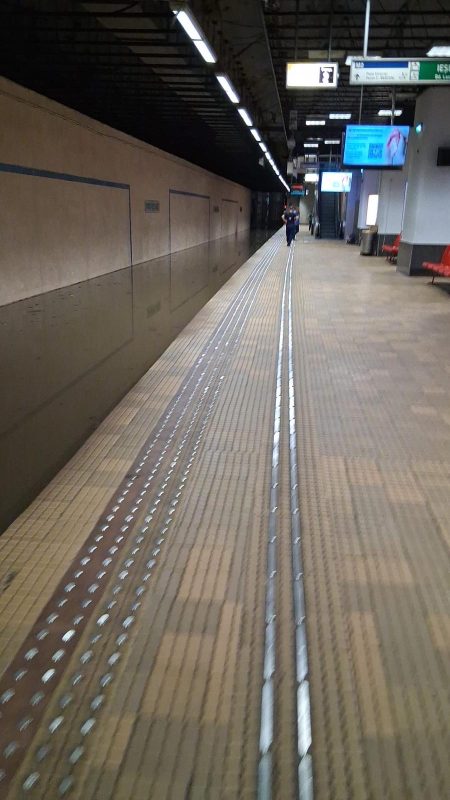 Stația de metrou Piața Victoriei 2, închisă temporar după furtuna din București. Apa a ajuns pe calea de rulare - poza 1