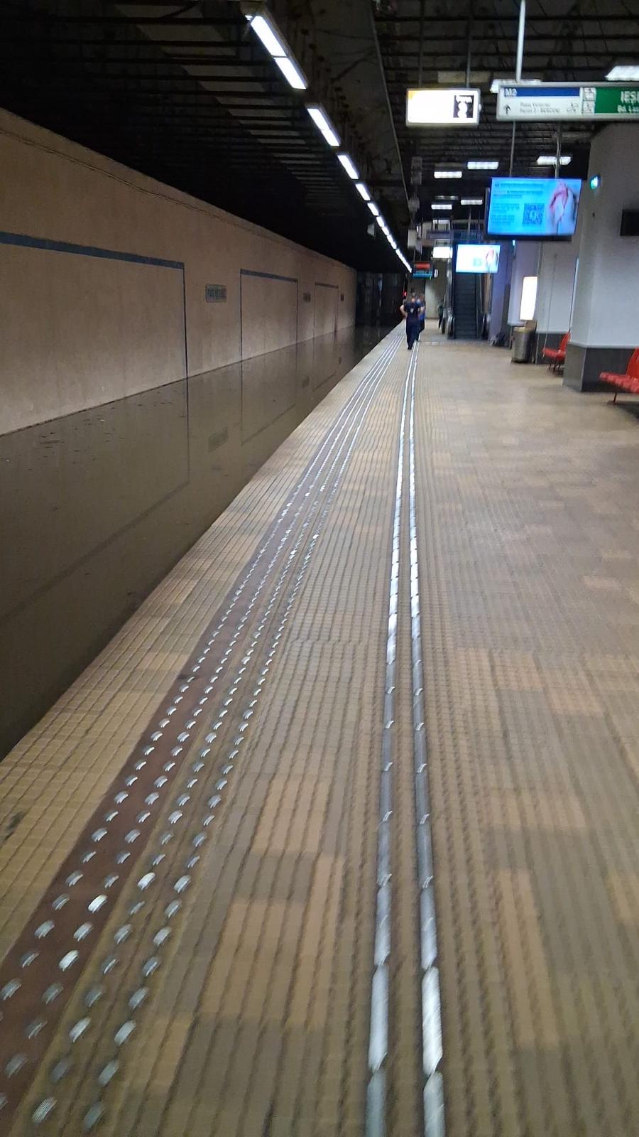 Stația de metrou Piața Victoriei 2, &icirc;nchisă temporar după furtuna din București. Apa a ajuns pe calea de rulare
 - poza 1