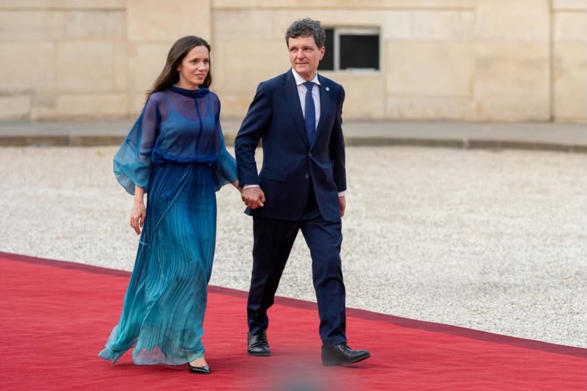 Preşedintele Nicuşor Dan postează imagini &icirc;mpreună cu partenera sa, Mirabela Grădinaru, la sosirea la Palatul Elysee: O oportunitate de a consolida dialogul şi cooperarea dintre Rom&acirc;nia şi Franţa
 - poza 1