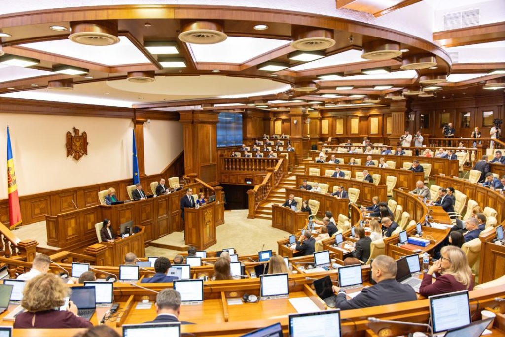 Guvernul condus de Vasile Tofan a primit votul de &icirc;ncredere din partea Parlamentului Republicii Moldova
 - poza 1