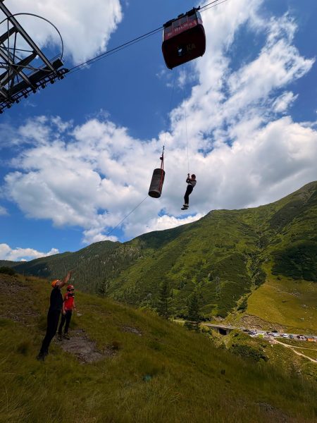 Telecabina de la Bâlea Lac s-a blocat pe traseu; Turiștii au fost coborâți de salvamoniști, în siguranță - poza 1