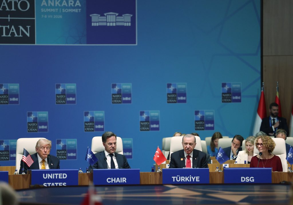 Trump atacă NATO pe toate fronturile &icirc;n timpul summitului Alianței; Trump: Spania este o &ldquo;cauză pierdută&rdquo;; Trump anunță că acordul cu Iranul nu mai e valabil: Sunt oameni bolnavi, conduși de oameni bolnavi, răi, violenți; Nu vreau să negociez cu ei pentru că sunt niște gunoaie
 - poza 1