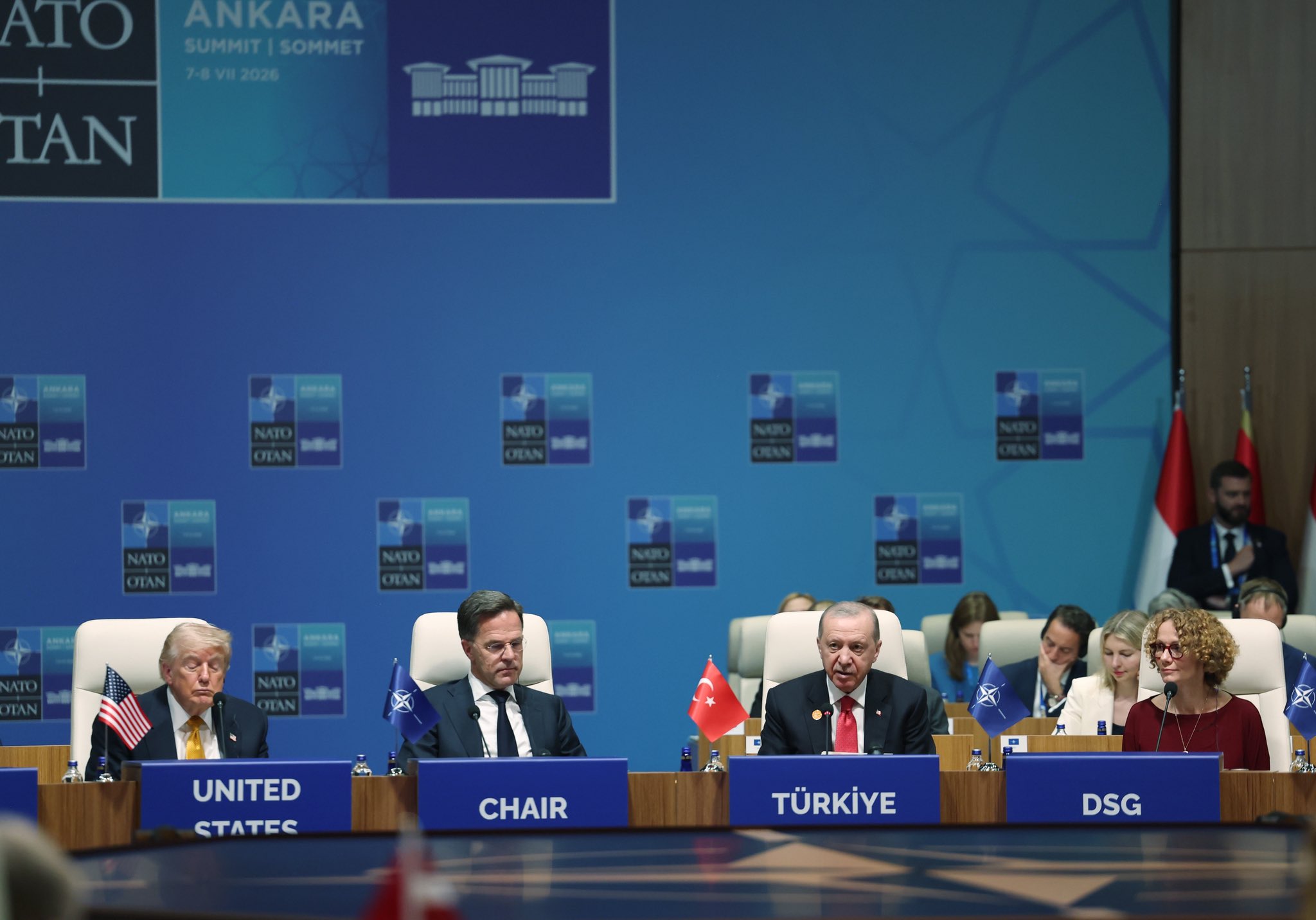 Trump atacă NATO pe toate fronturile în timpul summitului Alianței; Trump: Spania este o “cauză pierdută”; Trump anunță că acordul cu Iranul nu mai e valabil: Sunt oameni bolnavi, conduși de oameni bolnavi, răi, violenți; Nu vreau să negociez cu ei pentru că sunt niște gunoaie