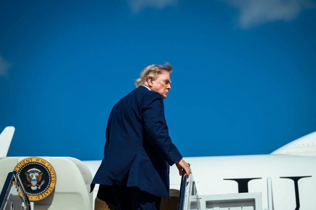 Președintele american Donald Trump a părăsit Turcia cu un zbor secret după summitul NATO, din cauza unei amenințări iraniene (media)
 - poza 1