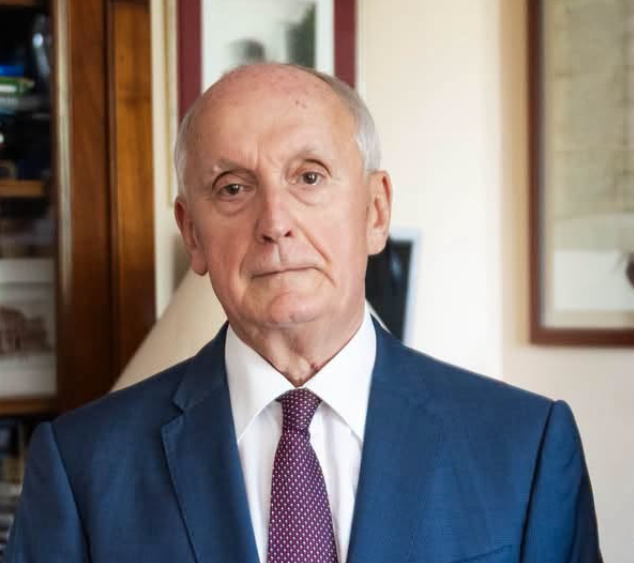 Fost şef al Curţii Supreme, Andras Baka, ales preşedinte al Ungariei de către Parlament
 - poza 1
