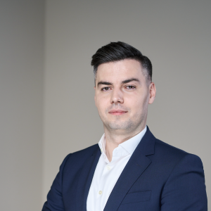Adrian Negru, Raiffeisen Asset Management: România trece de la cultura economisirii la cultura investițiilor; pregătim un nou fond care va valorifica marile transformări globale - poza 1