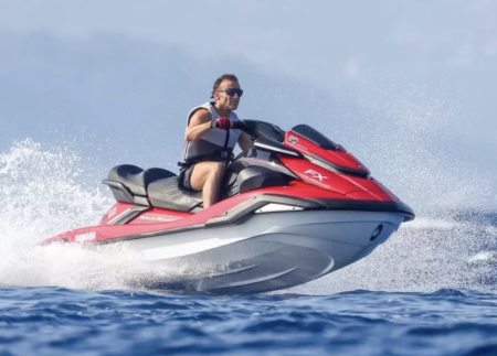 Emmanuel Macron pe jet-ski, o imagine a preşedintelui francez stârneşte polemici în Franţa - poza 1