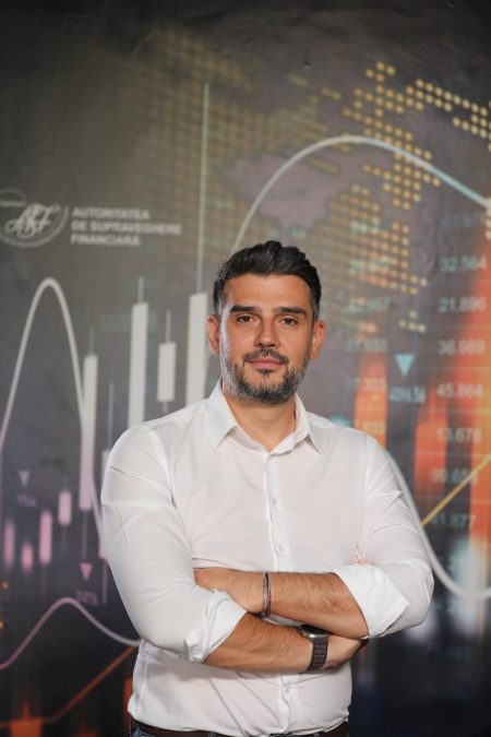 Interviu Vlad Nicolaescu: Educația financiară – una dintre cele mai eficiente forme de protecție a consumatorilor; Nu investiți niciodată într-un produs financiar pe care nu îl înțelegeți - poza 1
