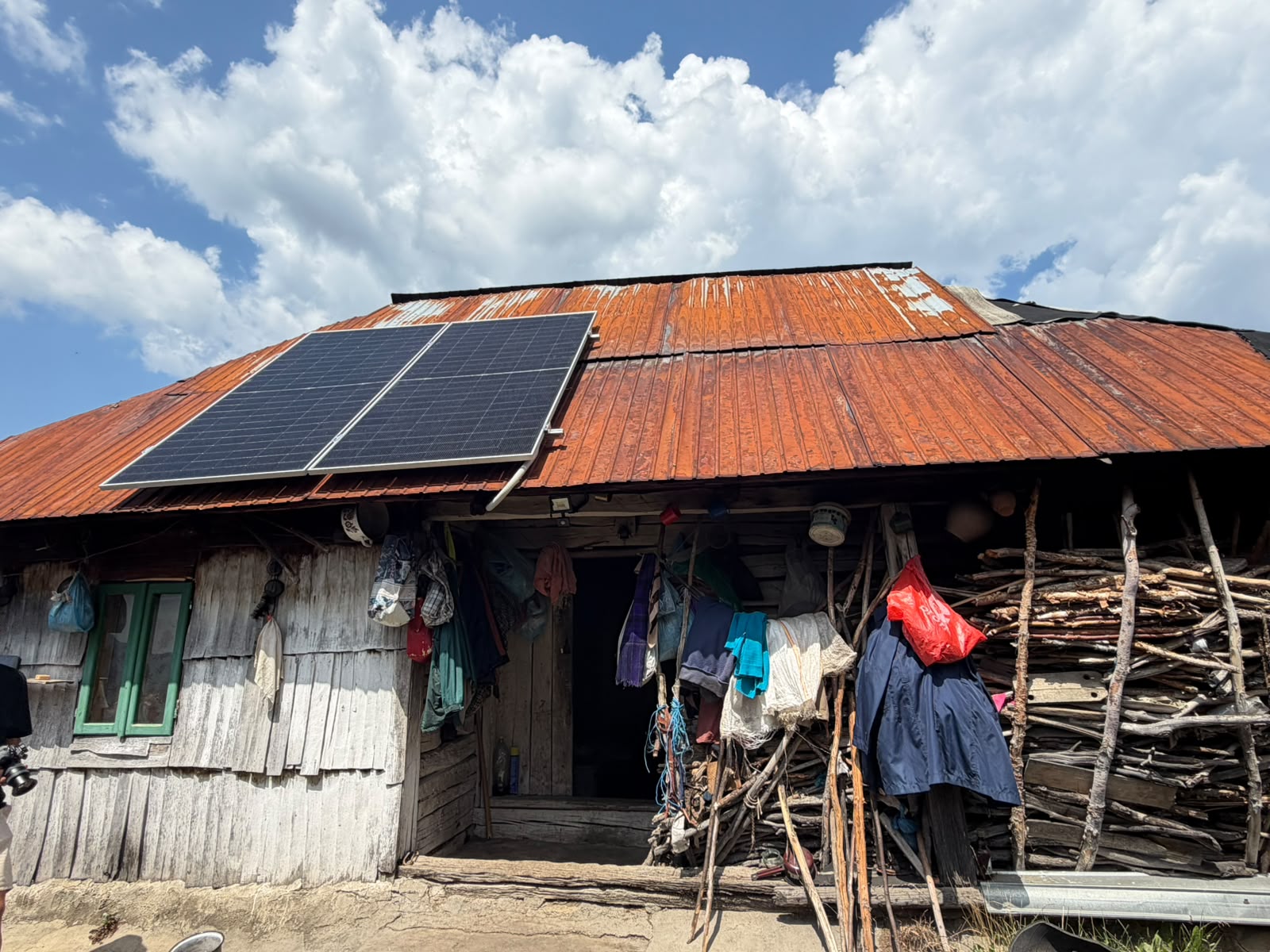 Peste o sută de case izolate, electrificate în şase ani prin programul “Energie pentru Viaţă”
- poza 2