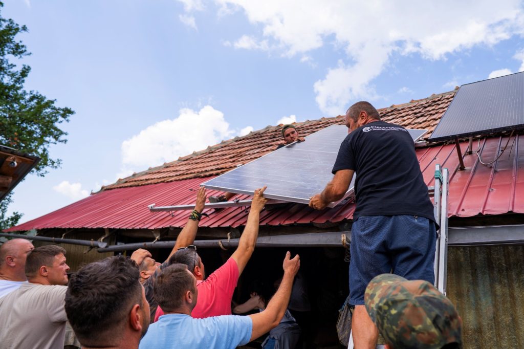 Energia care schimbă vieți: 26 de familii vor beneficia, pentru prima dată, de energie electrică prin instalarea de panouri fotovoltaice, &icirc;n cadrul proiectului &rdquo;Energie pentru Viață&rdquo;
 - poza 1