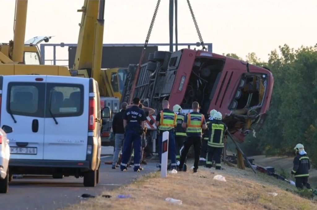 12 morți și 40 de răniți după răsturnarea unui autocar cu 59 de oameni la bord, pe o autostradă &icirc;n Ungaria
 - poza 1