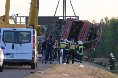 12 morți și 40 de răniți după răsturnarea unui autocar cu 59 de oameni la bord, pe o autostradă în Ungaria - poza 1
