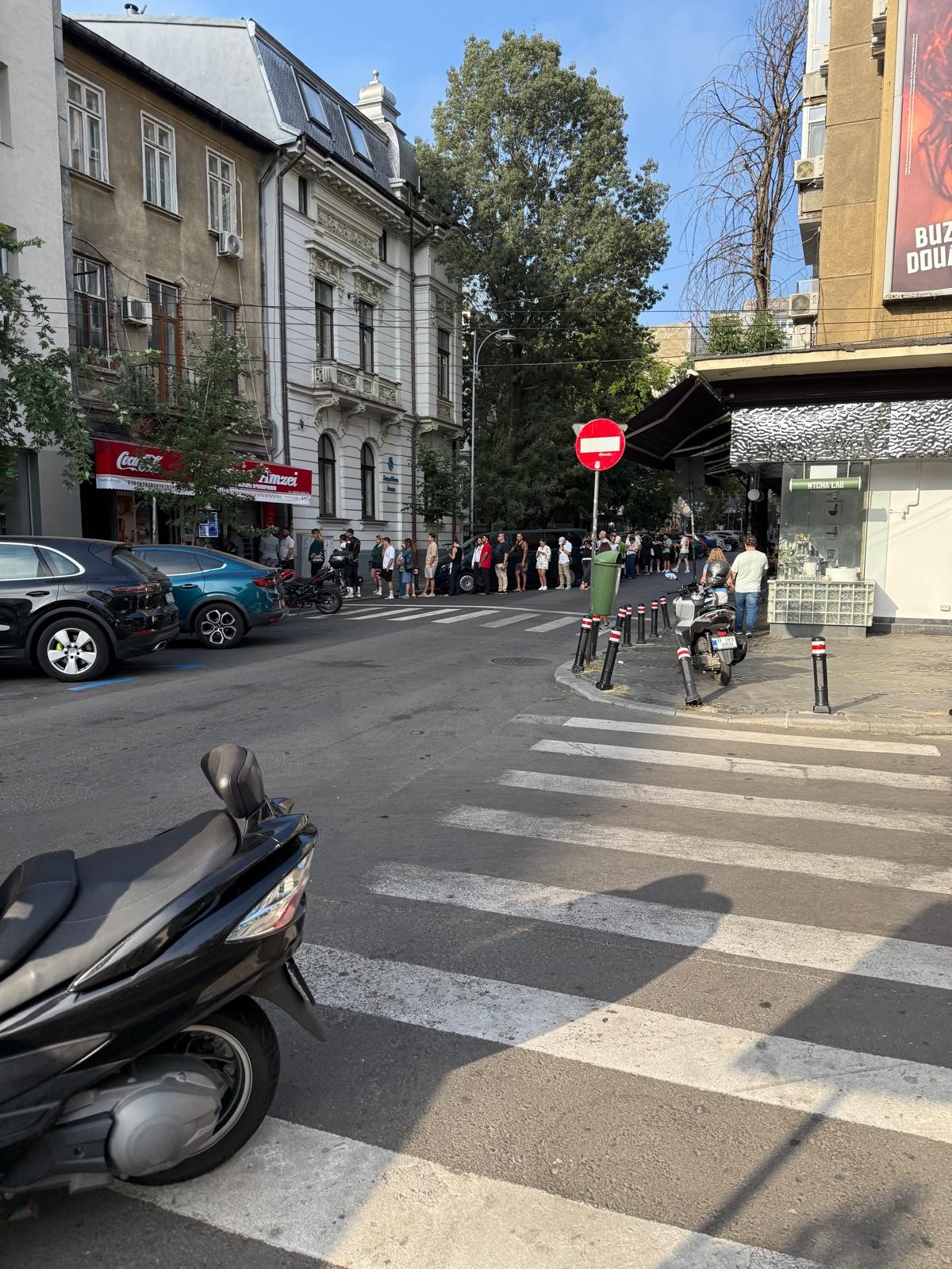 În aceasta dimineaţă, în faţa Patiseriei Amzei.