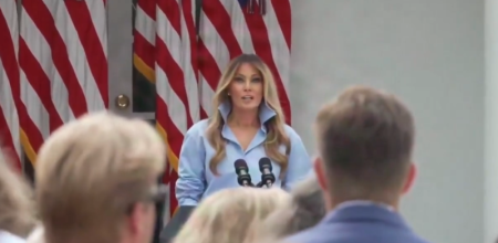 ”Bună ziua, se pare că v-am lipsit. Iată-mă”; Melania Trump revine la Casa Albă, după o lună departe de public, în timp ce iau amploare zvonuri despre o legătură amoroasă între Donad Trump şi una dintre asistentele sale, Natalie Harp - poza 1
