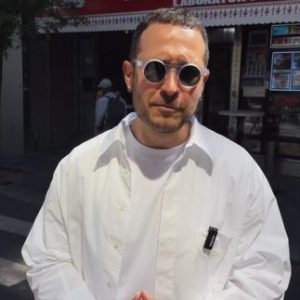 „Scandalul merdenelei”: Cum o ironie la adresa unei patiserii de cartier s-a transformat într-o criză de imagine pentru La Mița Biciclista și într-o reclamă uriașă pentru „Nea Mihai”; Protest simbolic: merdenele mâncate în fața Mița Biciclista - poza 1
