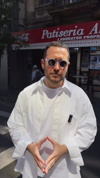 „Scandalul merdenelei”: Cum o ironie la adresa unei patiserii de cartier s-a transformat într-o criză de imagine pentru La Mița Biciclista și într-o reclamă uriașă pentru „Nea Mihai”; Protest simbolic: merdenele mâncate în fața Mița Biciclista - poza 1