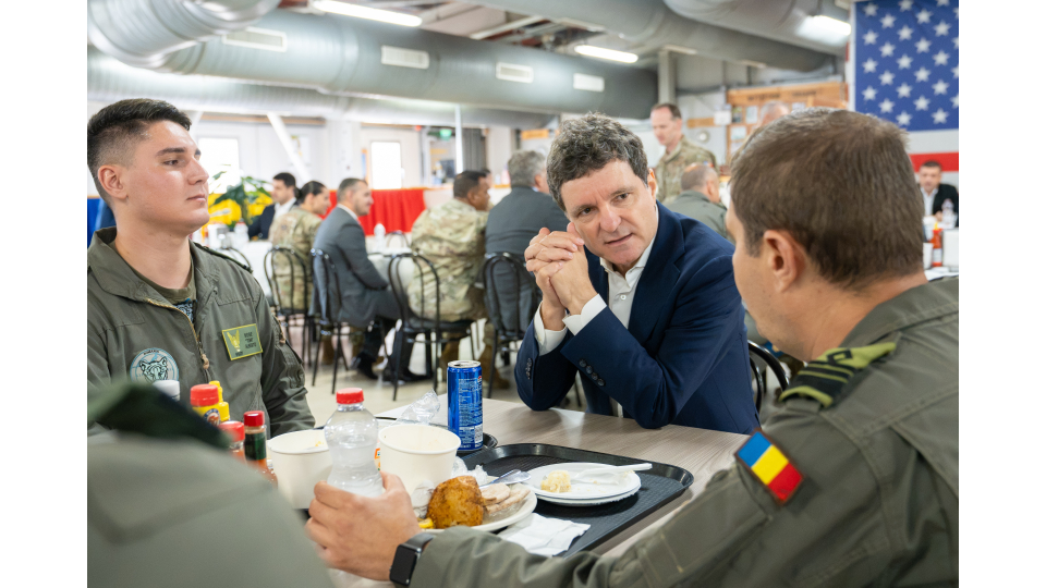Preşedintele Nicuşor Dan, vizită la Baza 57 Aeriană &bdquo;Mihail Kogălniceanu&rdquo;, &icirc;mpreună cu delegaţia Congresului SUA care se află &icirc;n ţara noastră &ndash; foto
 - poza 2