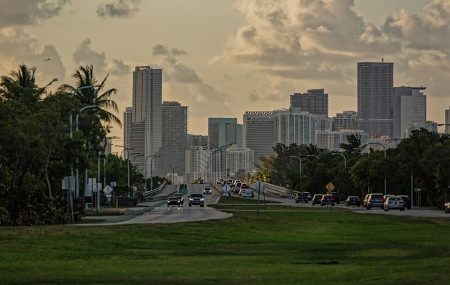 Miami a devenit capitala luxului pentru bogații care fug din New York și Los Angeles; un proiect de birouri de 100 de milioane de dolari oferă saune cu infraroșu, o clinică de celule stem, medic pentru longevitate și parcare cu valet - poza 1