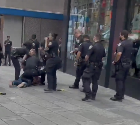 Femeia ucisă în atacul cu cuțitul din Times Square (New York) era vicepreședinte al Bank of America - poza 1