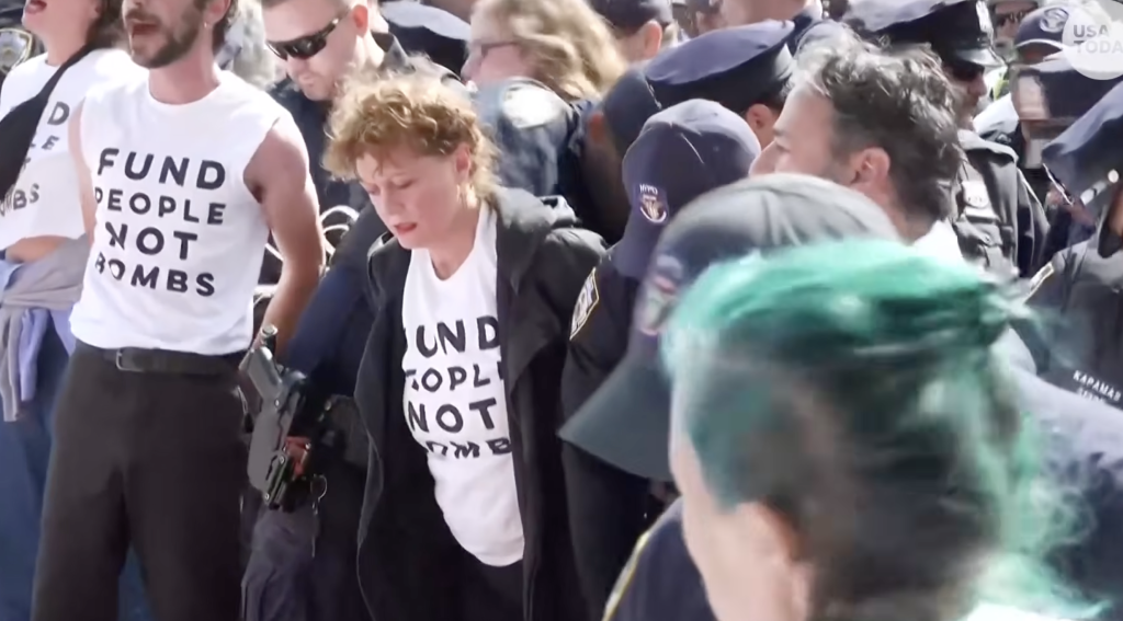 Actrița Susan Sarandon, reținută &icirc;n timpul unei manifestații &icirc;mpotriva lui Netanyahu la New York
 - poza 1