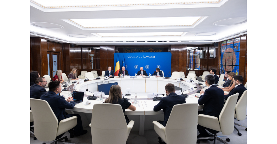 Premierul Ilie Bolojan, &icirc;nt&acirc;lnire cu investitori străini: Stabilitatea fiscală și continuarea reformelor sunt esențiale pentru menținerea &icirc;ncrederii &icirc;n economia Rom&acirc;niei
 - poza 2