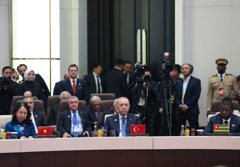 Erdogan afirmă că Turcia, membră NATO, va lua &icirc;n considerare aderarea cu drepturi depline la blocul de securitate condus de China şi Rusia
 - poza 1