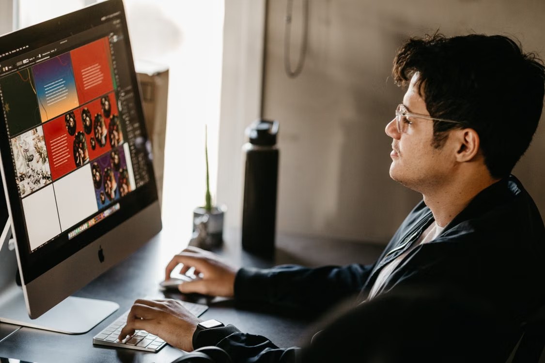 Designer freelancer lucrând la un proiect pentru un client