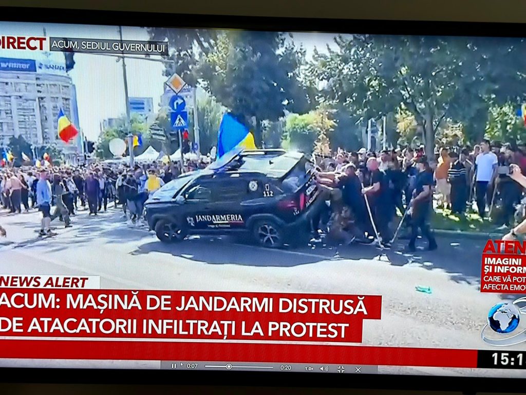 Protestatarii din Piața Victoriei au rupt cordonul de jandarmi și au pătruns pe strada Paris; mașină de jardarmi &ndash; distrusă de atacatorii infiltrați la protest
 - poza 1