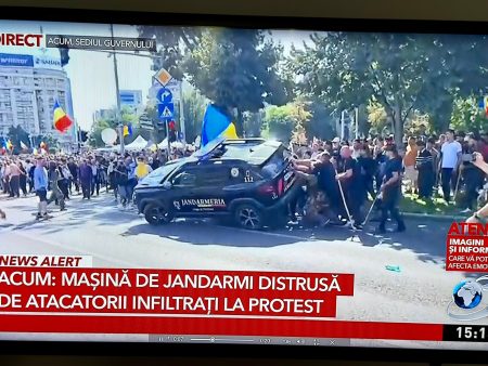 Protestatarii din Piața Victoriei au rupt cordonul de jandarmi și au pătruns pe strada Paris; mașină de jardarmi – distrusă de atacatorii infiltrați la protest - poza 1