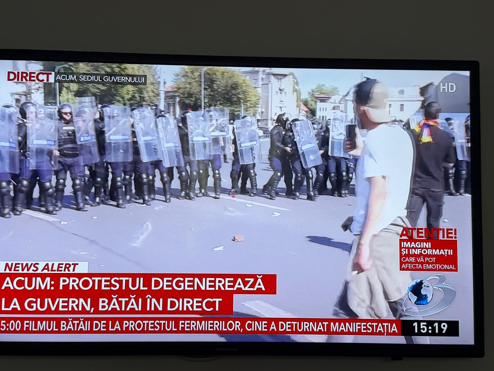 Protestatarii din Piața Victoriei au rupt cordonul de jandarmi și au pătruns pe strada Paris; mașină de jardarmi &ndash; distrusă de atacatorii infiltrați la protest
 - poza 3